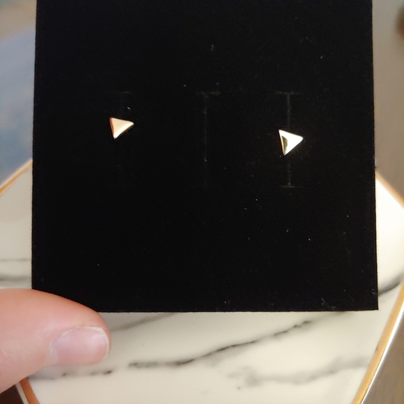 Gold triangle earrings - Picture 4 of 5